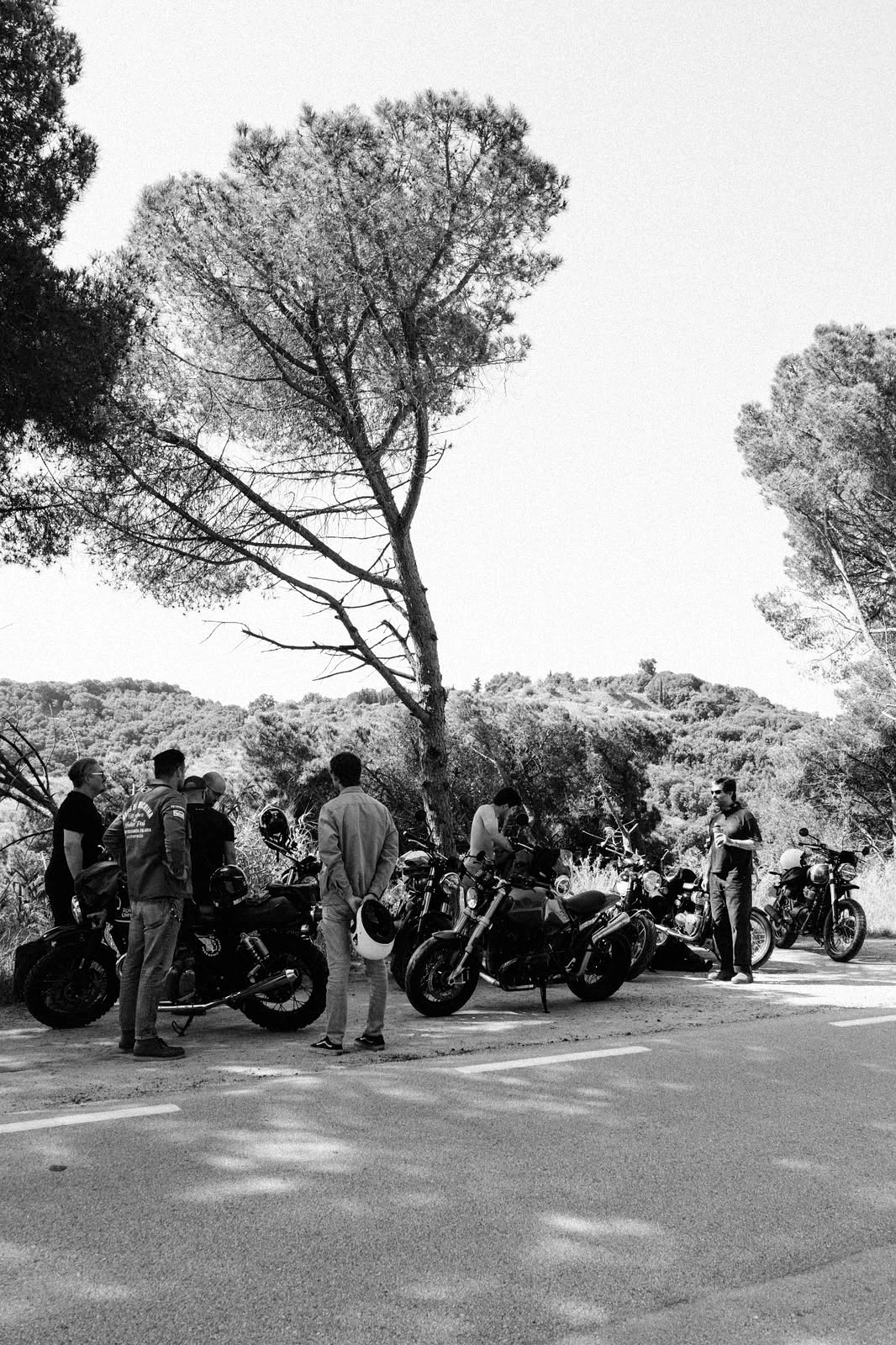 Grupo de riders con sus motos en una carretera de montaña