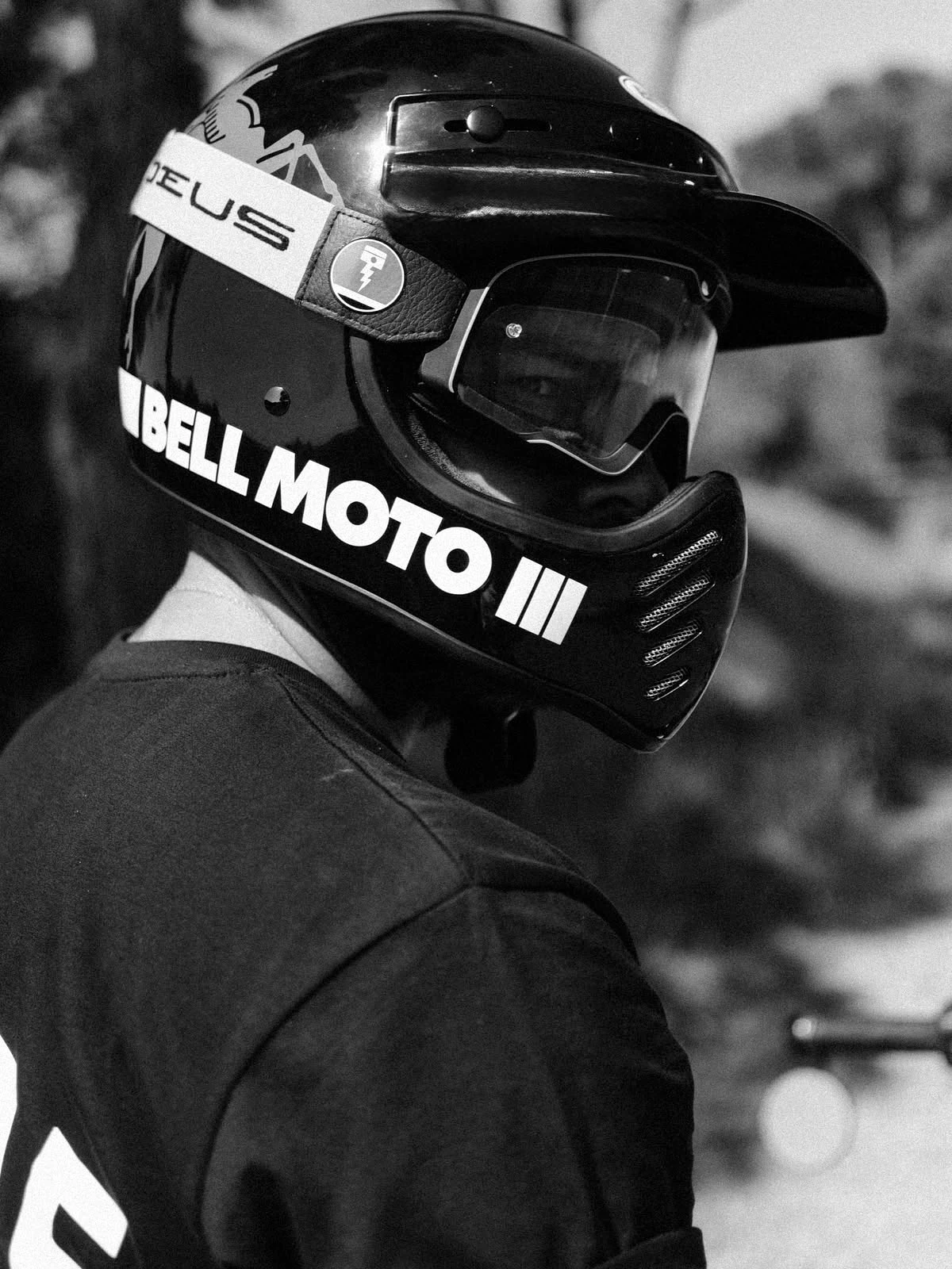 Rider con casco Bell Moto III y parche Deus