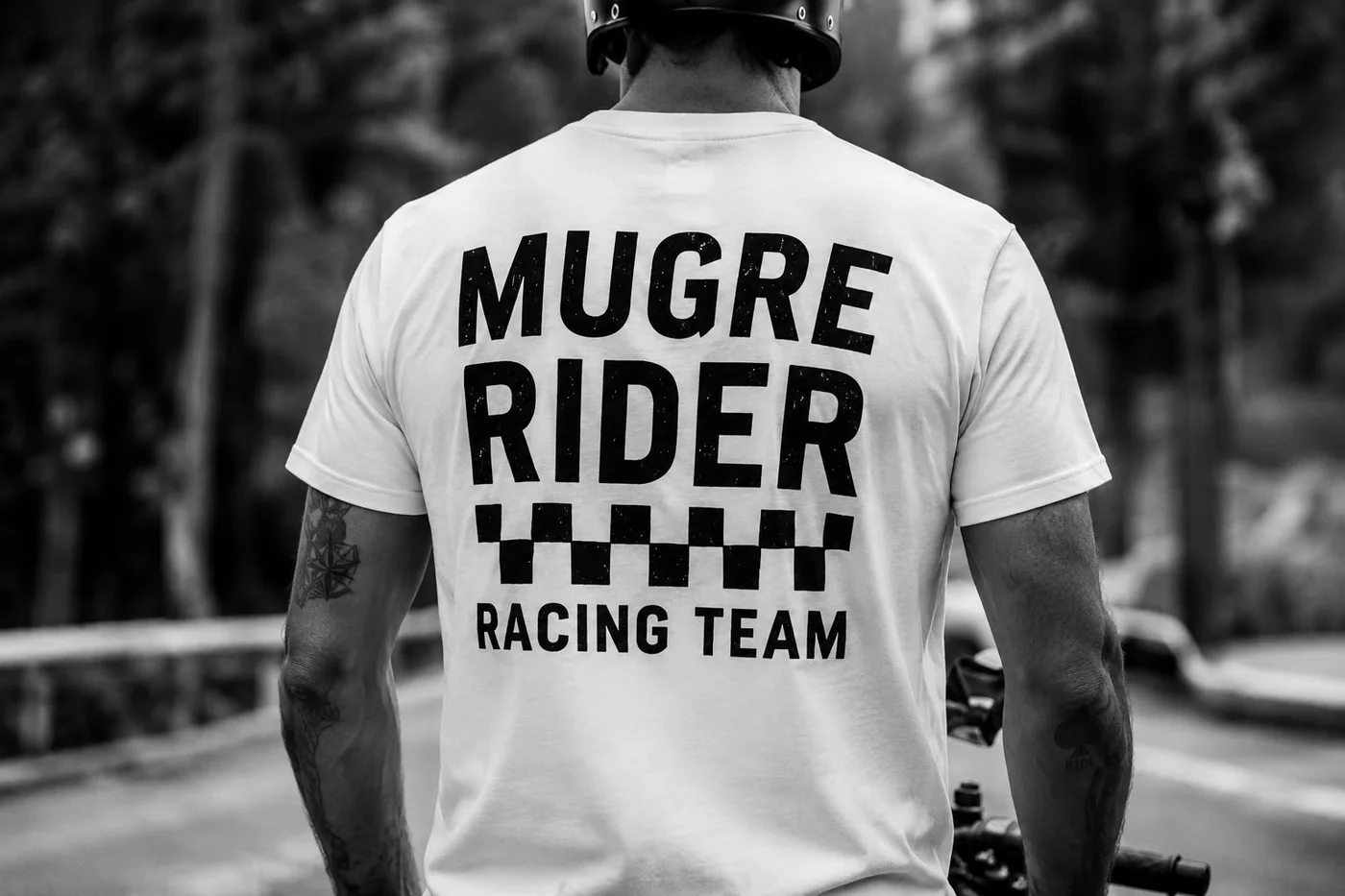 Rider con camiseta Mugre Rider sobre su moto